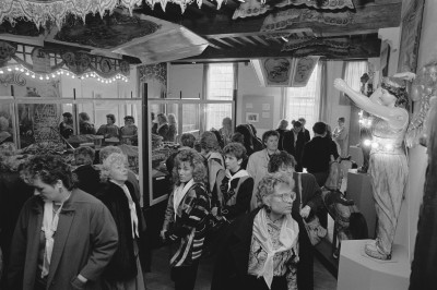 Leden van de Vrouwenbond van Kermisexploitanten op bezoek in het Markiezenhof, Bergen op Zoom 1989 (foto: Thom van Amsterdam, collectie West-Brabants Archief nr. AM15870-20)