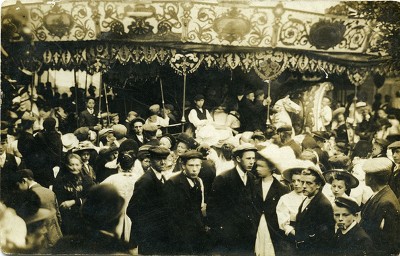 Veel publiek bij de draaimolen op de kermis, Breda 1910-1920 (foto: collectie Stedelijk Museum Breda nr. GT00402)