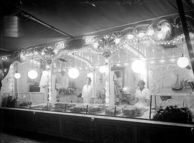 Kermis in Den Bosch - foto 1935 - Oliebollenkraam F. Gersen met kermis - Erfgoed Den Bosch nr. 0025681