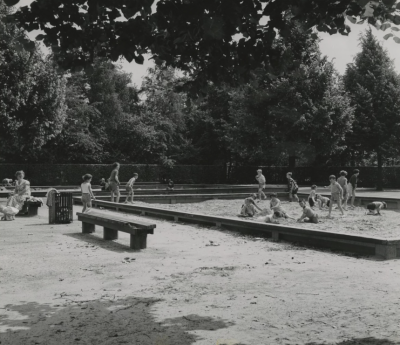 Spelen in een zandbak, jaren 50.