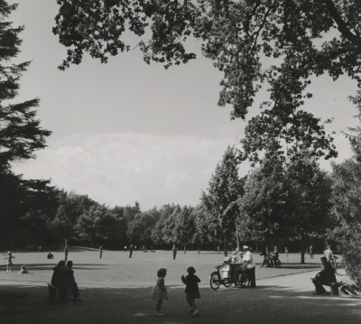 Het verkopen van ijs aan kinderen bij de speelweide in het Philips de Jongh Wandelpark