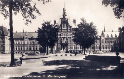 De voorzijde en van het pand van het Doveninstituut, Sint-Michielsgestel (foto: -	Erfgoedcentrum Nederlands Kloosterleven, fotocollectie Dochters van Maria en Joseph (Z032), BM-104079)