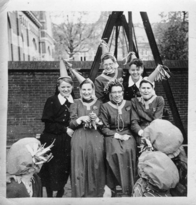 Groepsfoto zusters Getrudishof tijdens Bevrijdingsdag, Sint-Michielsgestel 1955 (foto: Erfgoedcentrum Nederlands Kloosterleven, archief Dochters van Maria en Joseph (AR-Z032), inv.nrs 833 en 890)
