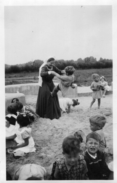 Zuster/novice van Gertrudishof, Sint-Michielsgestel 1955 (foto: Erfgoedcentrum Nederlands Kloosterleven, archief Dochters van Maria en Joseph (AR-Z032), inv.nrs 833 en 890)
