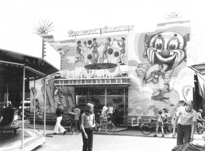 Kermis op het Vredesplein. Het "Lunapark" van de firma Reemen Janvier, Waalwijk 1979 (foto: H.J.W. van Oers, Stichting Kermiscultuur, collectie Streekarchief Langstraat Heusden Altena nr. WAA20437)