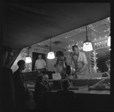 Poffertjeskraam 's avonds op het Udens kersenhof, Uden 1955 (foto: J. Schellinx, collectie BHIC nr. 1958-A-000965)