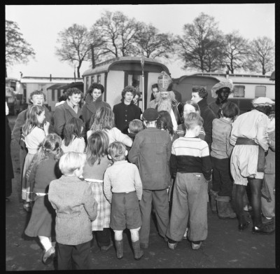 Mater Amabilis Sinterklaasfeest in woonwagenkamp, Oss 1958 (foto: Joop Schellinx, collectie BHIC nr. 1958-A-002916)
