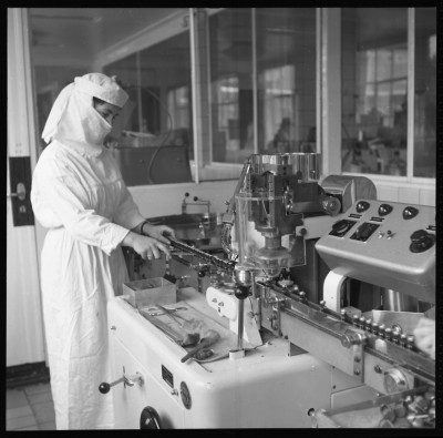 Aan het werk in het laboratorium van Organon, Oss 1959 (foto: Joop Schellinx, collectie BHIC nr. 1958-A-003186)