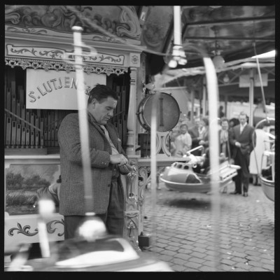 Kermis-exploitant telt zijn geld, Oss 1961 (foto: J. Schellinx, collectie BHIC nr. 1958-A-004456)