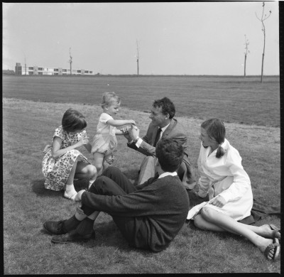 De familie Schellinx bij de Hazenakker. Van links naar rechts: Angéle Schellinx, Servee Schellinx, Joop Schellinx en Trinette Schellinx. Op de voorgrond Jean Schellinx. Oss 1965 (foto: J. Schellinx, collectie BHIC nr. 1958-A-007438)