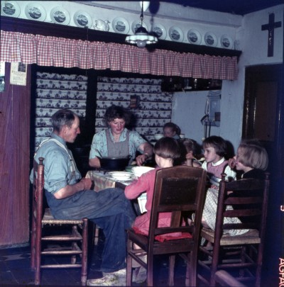 Gezin aan tafel bij boerderij van Willem v/d Ven, Sint-Oedenrode 1959 (foto: J. Schellinx, collectie BHIC nr. 1958-B-000243)