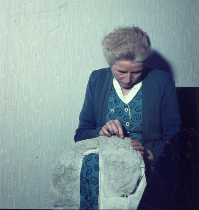 Tonia Goossens-Verbruggen maakt een poffer, Veghel 1959 (foto: Joop Schellinx, collectie BHIC nr. 1958-B-000249)