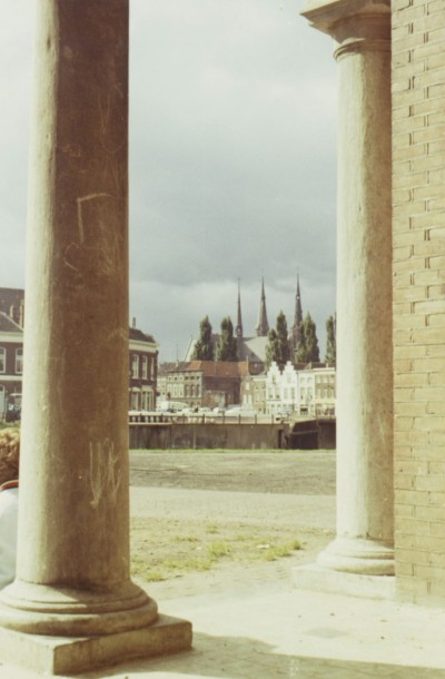 Uitzicht vanuit het poortgebouw op het terrein van de Citadel, 's-Hertogenbosch ca. 1970 (foto: J.A.M. Roelands, collectie Erfgoed 's-Hertogenbosch nr. 0043975) 