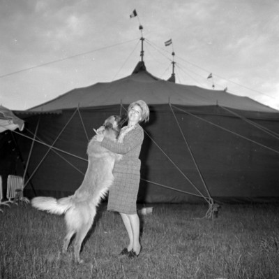 Een vrouw met een grote hond