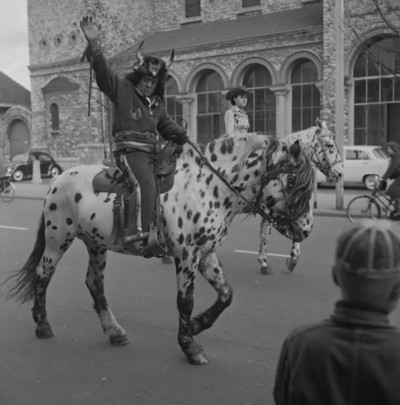 Een man met gehoord hoofddeksel te paard