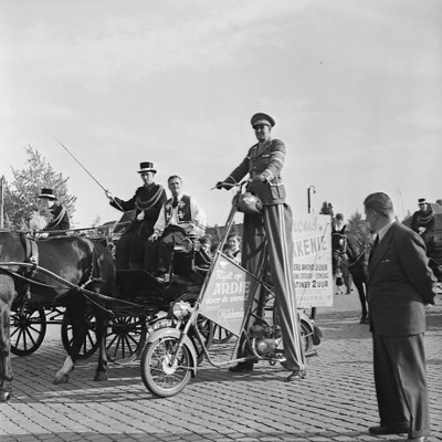 een steltloper met een fiets
