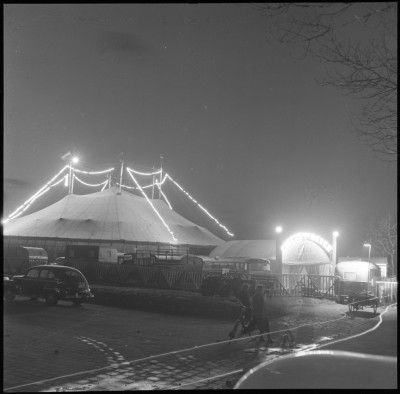 Zwart wit foto met verlichte circustent