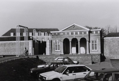 De entree van de Citadel na de verbouwing, 's-Hertogenbosch 1990 (foto: Wies van Leeuwen/Provincie Noord-Brabant, collectie BHIC nr. PNB001030057)