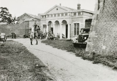 Poort en wachtgebouw met achtergelegen kazernegebouwen, 's-Hertogenbosch ca. 1935 (foto: collectie Erfgoed 's-Hertogenbosch nr. 0017983)