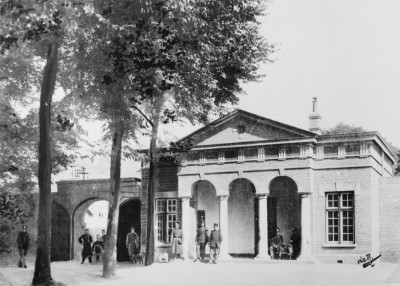 Poort en wachthuis met gedeeltelijk zichtbaar gebouwen van de Citadelkazerne, 's-Hertogenbosch ca. 1900 (foto: Herman de Ruiter, collectie Erfgoed 's-Hertogenbosch nr. 0054304) 