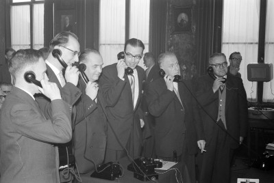 Ingebruikname telefooncentrale door onder meer de burgemeesters van Schaijk en Ravenstein, ca. 1960 (foto: Daan Scholte, collectie Stadsarchief Oss nr. DSN1391_45709) 
