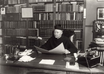De rector van het R.K. Gymnasium achter zijn bureau, Eindhoven 1933 (foto: Fotopersbureau Het Zuiden, collectie RHCe nr. 145284)