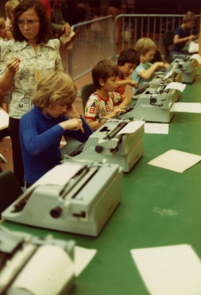 Kinderen typen op een typemachine tijdens vakantieweek Wonderland, Eindhoven 1976 (foto: Stichting Eindhovens vakantiecomité, collectie RHCe nr. 6249)