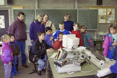 Ouders en leerlingen bekijken een computer op De Sprankel, Grave jaren 90 (foto: Jean Smeets, collectie BHIC nr. BHI002005267_001)