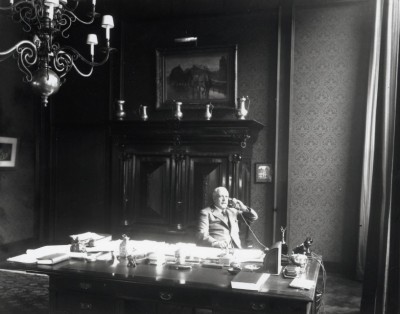 Anton Philips, directeur van de Philips Gloeilampenfabriek op zijn kantoor, Eindhoven 1930 (foto: Fotopersbureau Het Zuiden, collectie RHCe nr. 1661)