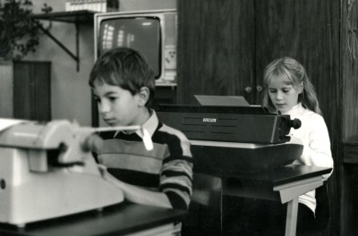 Kinderen werken op een typemachine in de klas, Budel jaren 80 (foto: Baronie van Cranendonck, collectie RHCe nr. 52919)