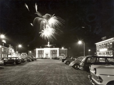 Vuurwerk boven de Markt, Veghel ca. 1970 (foto: Harry van Liempd, collectie BHIC nr. BCV5496)