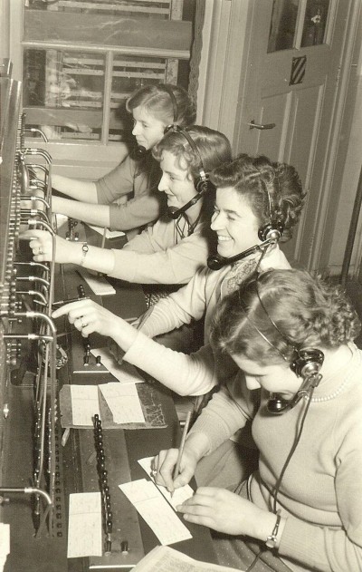 Aan werk in de telefooncentrale, Grave (foto: maker onbekend, collectie BHIC nr. DCGRA-000039) 