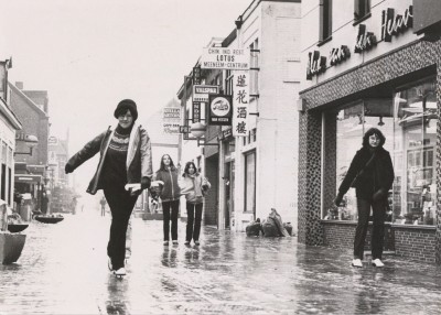 Schaatsen op straat, Boxmeer 1979 (foto: Jan Waarma, collectie BHIC nr. GLD02996)