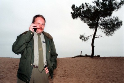 Boswachter met mobiele telefoon, Biezenmortel 1988 (foto: Persbureau van Eijndhoven, collectie Regionaal Archief Tilburg nr. 16570010369)