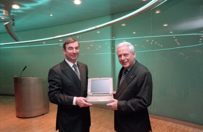 Interpolis deelt laptops uit, Tilburg 1999 (foto: Persbureau van Eijndhoven, collectie Regionaal Archief Tilburg nr. 1657216104009)