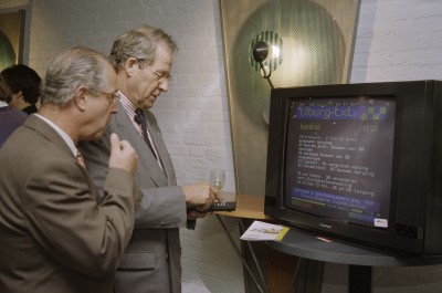 Testen van 'Tilburg-TXT' op Teletext door burgemeester Brokx, Tilburg 1996 (foto: Multivision en Partners, collectie Regionaal Archief Tilburg nr. TLB023001033_001) 