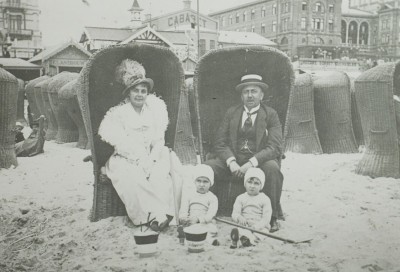 Piet en Anna de Wit met kinderen op het strand bij het Kurhaus in Scheveningen, 1920