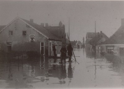Watersnood gezien vanuit de Steenstraat, Boxmeer januari 1926 (foto: maker onbekend, collectie BHIC nr. BOX0452)