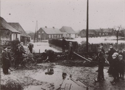 Watersnood aan de Dr. Peelenstraat, Boxmeer 1926 (foto: maker onbekend, collectie BHIC nr. BOX0461)