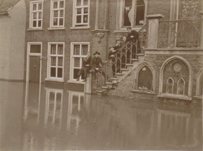 Hoog water voor het bordes van het raadhuis, Cuijk 2 januari 1926 (foto: maker onbekend, collectie BHIC nr. CUI0467)