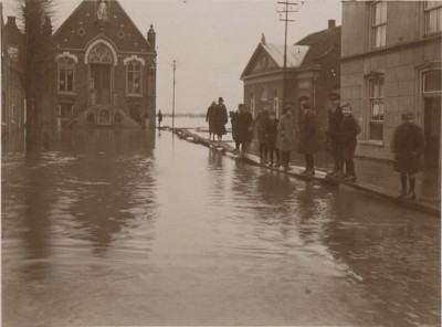Het overstroomde plein voor het raadhuis in de Maastraat, Cuijk 2 januari 1926 (foto: maker onbekend, collectie BHIC nr. CUI0468)