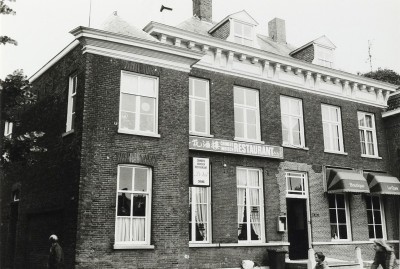 Chinees-Indisch restaurant Delhi, gevestigd in een oude pastorie, Sint-Michielsgestel 1980 (foto: Wies van Leeuwen, collectie BHIC nr. PNB001060392)