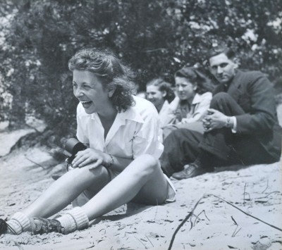 Roosje Glaser met camera, 1942 (foto via Roosje Glaser Foundation)