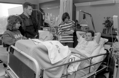 Voetballer Frank van Stralen in het Elisabethziekenhuis. Tilburg, 1988