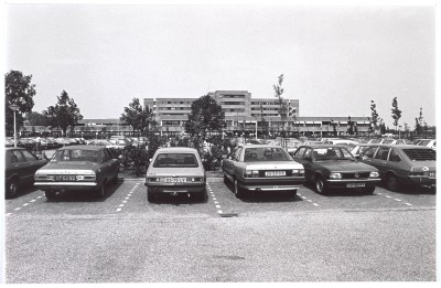 Parkeerplaats bij het Elisabethziekenhuis. Tilburg, 1983