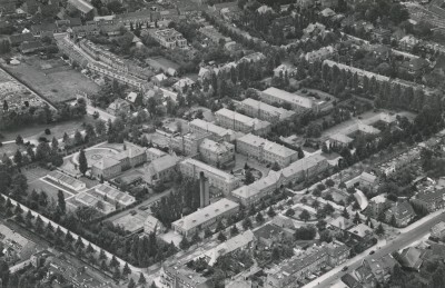 Luchtfoto van het complex van het St. Elisabethziekenhuis aan de Jan van Beverwijckstraat