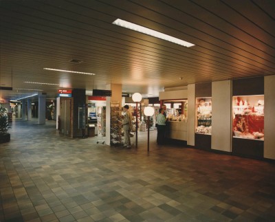 De centrale hal van het Elisabethziekenhuis, met winkeltjes en het postkantoor.