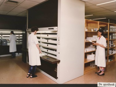  Rechts in de hoofdgang de apotheek, dit was een dependance van het Maria Ziekenhuis. Tilburg, 1992