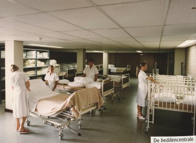 de beddencentrale. Hier worden na ontslag de bedden afgehaald, schoongemaakt, gedesinfecteerd en opnieuw opgedekt.