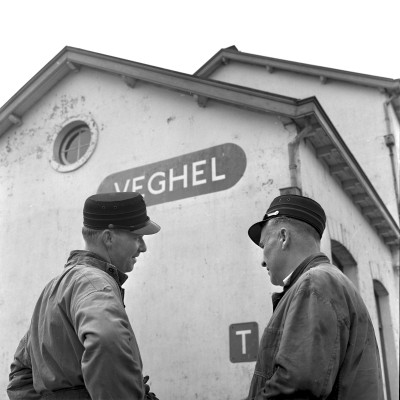 Voormalig stationsgebouw aan het Duits lijntje en spoorwegpersoneel, Veghel ca. 1960 (foto: Harry van Liempd, collectie BHIC nr. 1915-001390)
